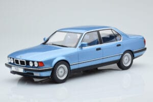 BMW Serie 7 E32 730i Azul MCG 1:18
