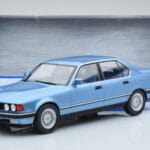 BMW Serie 7 E32 730i Azul MCG 1:18