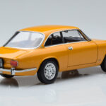 Alfa Romeo 1750 GTV Amarillo Norev 1:18 - image 3 of 7