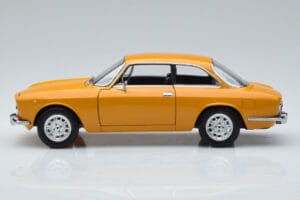 Alfa Romeo 1750 GTV Amarillo Norev 1:18 187910 Metal - imagen 4 de 7