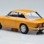 Alfa Romeo 1750 GTV Amarillo Norev 1:18 - image 6 of 7