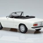 Alfa Romeo 2000 Spider Blanco Norev 1:18 - image 6 of 7