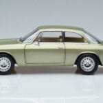Alfa Romeo GTV 2000 Verde Edición Limitada Norev 1:18 187913 Metal - image 4 of 7