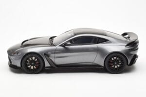 Aston Martin V12 Vantage Magnetic Plata GT Spirit 1:18 GT443 Resina - imagen 3 de 6