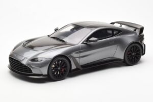 Aston Martin V12 Vantage Magnetic Plata GT Spirit 1:18 GT443