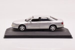 Audi A8 D2 Plata Franja Verde Minichamps 1:43