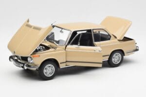 BMW 2002 Ti E10 Sahara Beige Kyosho 1:18 08541BG Metal - imagen 2 de 8