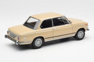 BMW 2002 Ti E10 Sahara Beige Kyosho 1:18 08541BG Metal - imagen 3 de 8