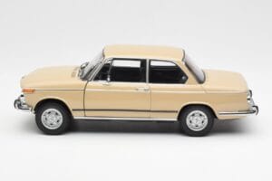 BMW 2002 Ti E10 Sahara Beige Kyosho 1:18 08541BG Metal - imagen 4 de 8