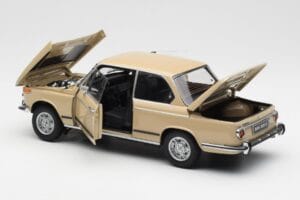 BMW 2002 Ti E10 Sahara Beige Kyosho 1:18 08541BG Metal - imagen 5 de 8