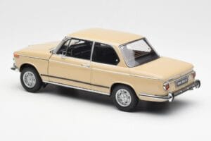 BMW 2002 Ti E10 Sahara Beige Kyosho 1:18 08541BG Metal - imagen 7 de 8