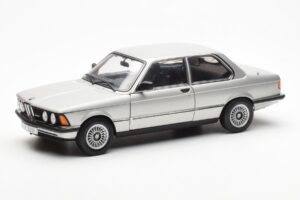 BMW 323i E21 Aspen Plata AUTOart 1:18 80430433552