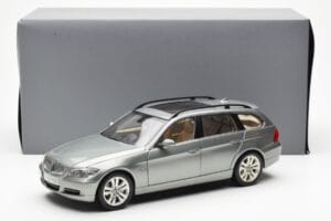 BMW 330i E91 Touring Gris Metallic Kyosho 1:18 80430394359 Metal - imagen 8 de 8