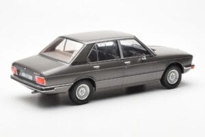 BMW 520i E28 Gris MCG 1:18 MCG18121 Metal - imagen 2 de 6