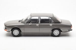 BMW 520i E28 Gris MCG 1:18 MCG18121 Metal - imagen 3 de 6
