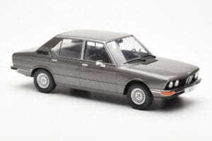 BMW 520i E28 Gris MCG 1:18 MCG18121 Metal - imagen 4 de 6