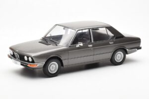 BMW 520i E28 Gris MCG 1:18 MCG18121
