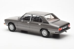 BMW 520i E28 Gris MCG 1:18 MCG18121 Metal - imagen 5 de 6