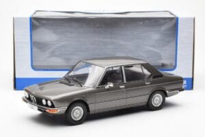 BMW 520i E28 Gris MCG 1:18 MCG18121 Metal - imagen 6 de 6