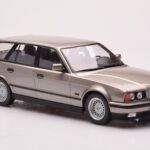 BMW 530i E34 Touring Gris Metalizado MCG 1:18 - image 4 of 6