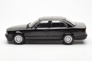 BMW 540i E34 Negro Metallic MCG 1:18 MCG18157 Metal - imagen 3 de 6