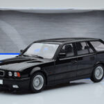 BMW 540i E34 Touring Negro Metalizado MCG 1:18 - image 6 of 6