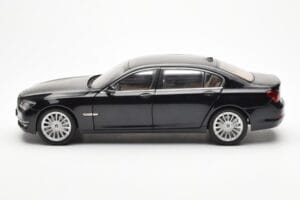 BMW 750Li F02 Facelift Carbon Negro Kyosho 1:18 08784BK Metal - imagen 4 de 8
