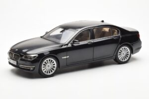 BMW 750Li F02 Facelift Carbon Negro Kyosho 1:18 08784BK