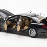 BMW 750Li F02 Facelift Carbon Negro Kyosho 1:18 - image 5 of 8