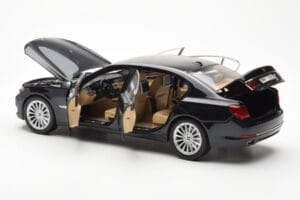 BMW 750Li F02 Facelift Carbon Negro Kyosho 1:18 08784BK Metal - imagen 5 de 8