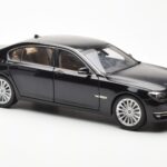BMW 750Li F02 Facelift Carbon Negro Kyosho 1:18 - image 6 of 8