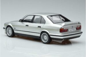 BMW Alpina B10 4.6 E34 Plata MCG 1:18 MCG18231 Metal - imagen 5 de 5