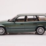 BMW Alpina B10 E34 Touring Verde Oscuro MCG 1:18 - image 3 of 6