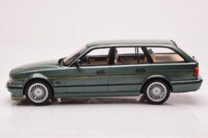 BMW Alpina B10 E34 Touring Verde Oscuro MCG 1:18 MCG18331 Metal - imagen 3 de 6