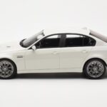 BMW M3 E90 Berlina Blanco GT Spirit 1:18 - image 3 of 6