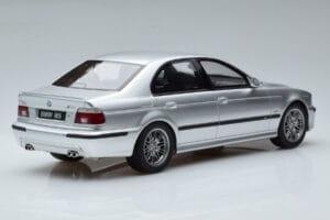 BMW M5 E39 Plata Otto 1:18 OT747B Resina - imagen 2 de 7