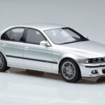 BMW M5 E39 Plata Otto 1:18 - image 4 of 7