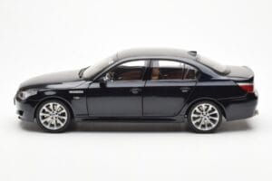 BMW M5 E60 Carbon Negro Kyosho 1:18 08593BK Metal - imagen 4 de 8