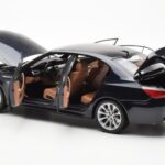 BMW M5 E60 Carbon Negro Kyosho 1:18 - image 5 of 8