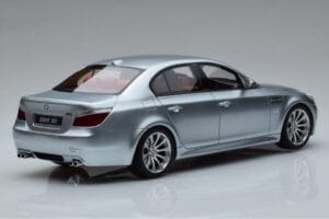 BMW M5 E60 Plata Otto 1:18 OT426 Resina - imagen 2 de 6