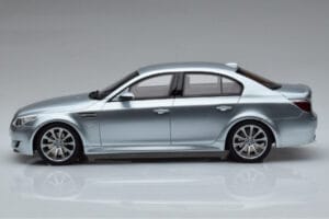 BMW M5 E60 Plata Otto 1:18 OT426 Resina - imagen 3 de 6