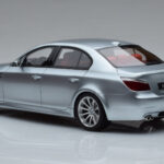BMW M5 E60 Plata Otto 1:18 - image 5 of 6