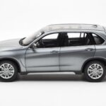 BMW X5 F15 Space Gris Paragon 1:18 - image 4 of 8