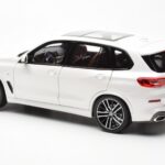 BMW X5 G05 Blanco Paragon 1:18 - image 7 of 8