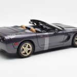 Chevrolet Corvette C5 Descapotable Morado Perla Metálico UT Models 1:18 - image 2 of 6