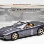 Chevrolet Corvette C5 Descapotable Morado Perla Metálico UT Models 1:18 - image 6 of 6