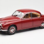 Daimler 250 V8 Rojo Paragon 1:18 PA-98312