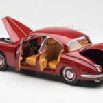 Daimler 250 V8 Rojo Paragon 1:18 PA-98312 - image 5 of 8