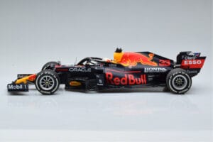 Red Bull Racing RB16B #33 M. Verstappen Abu Dhabi GP F1 World Champion 2021 Minichamps 1:18 110212333 Metal - imagen 3 de 6