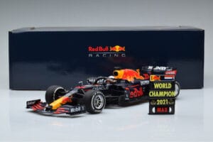 Red Bull Racing RB16B #33 M. Verstappen Abu Dhabi GP F1 World Champion 2021 Minichamps 1:18 110212333 Metal - imagen 6 de 6